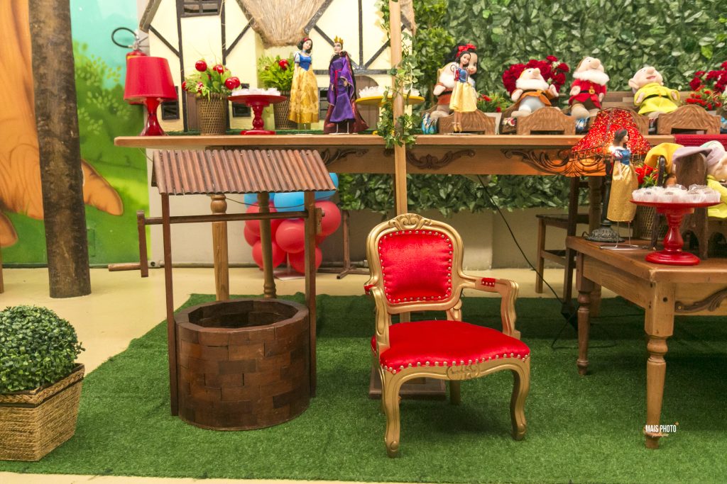 Decoração de festa infantil com temas criativos e exclusivos ouro tema