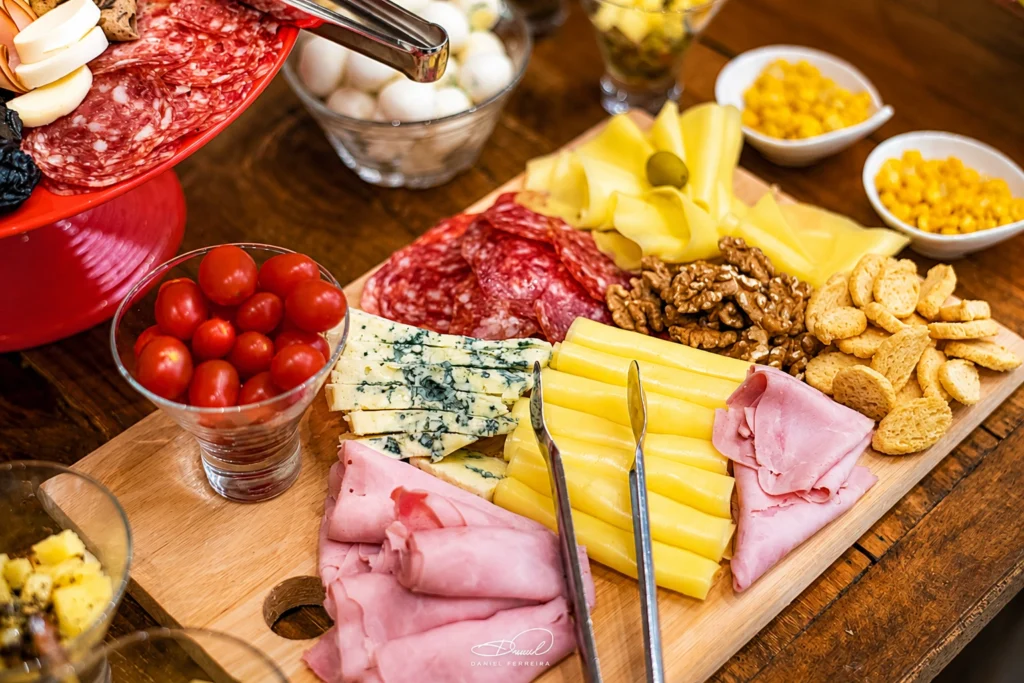 Seleção de queijos, frios e acompanhamentos disponível no buffet do Planeta Kids
