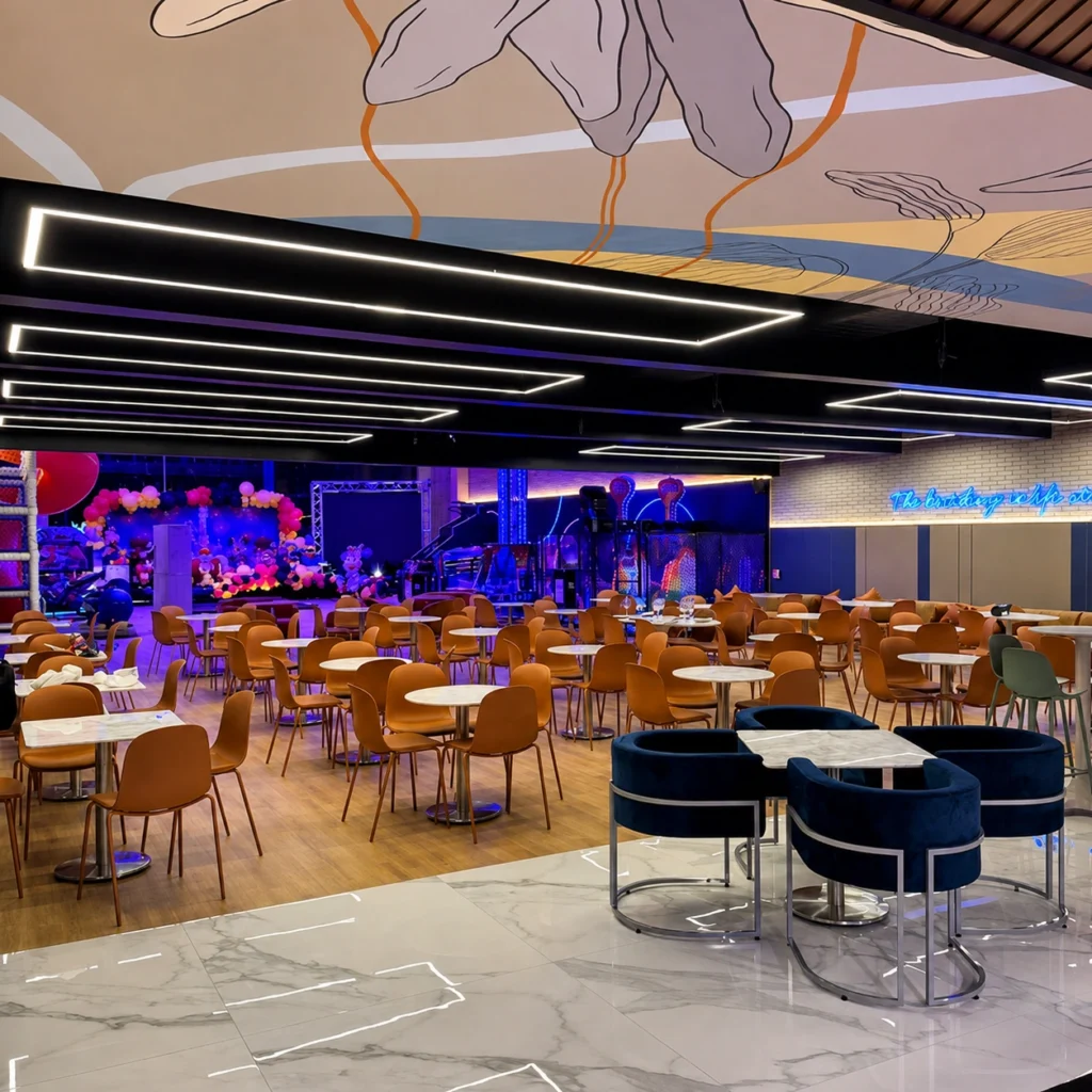Espaço para festa infantil com mesas, cadeiras e iluminação moderna no Brooklin, São Paulo