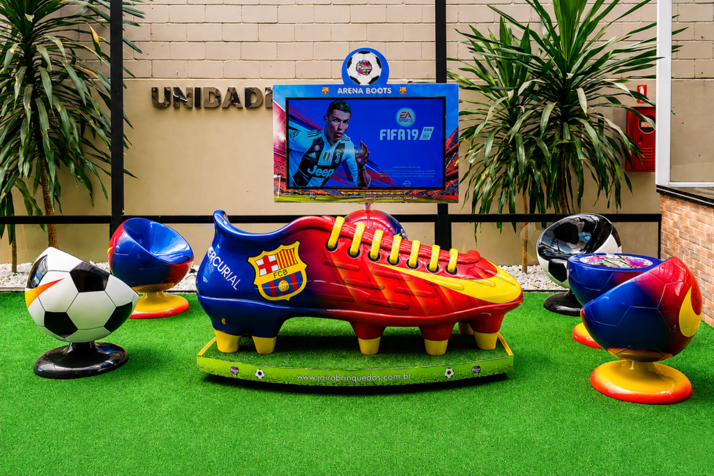 Brinquedo em formato de chuteira de futebol na área recreativa do Planeta Kids