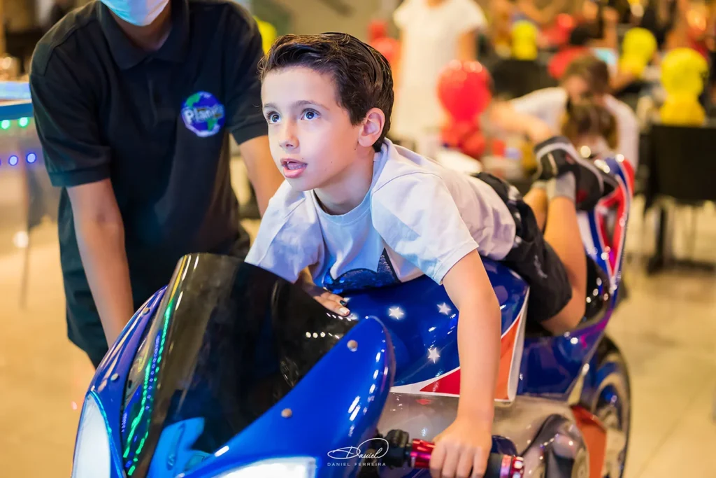 Criança brincando em atração interativa durante festa de aniversário infantil
