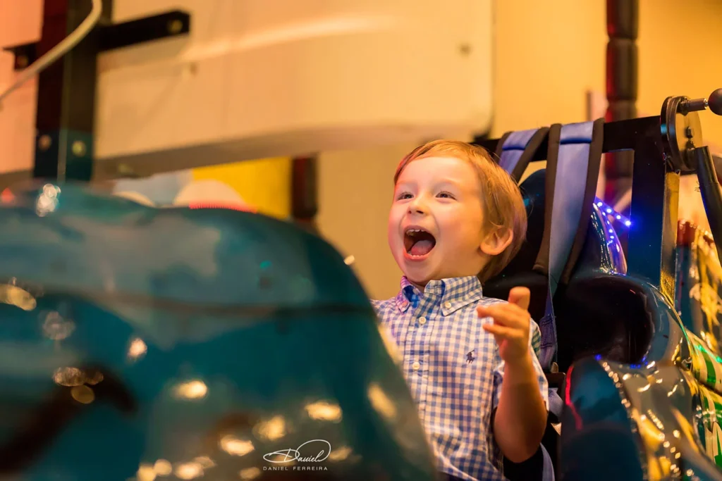 Criança sorrindo durante brincadeira em buffet infantil em São Paulo