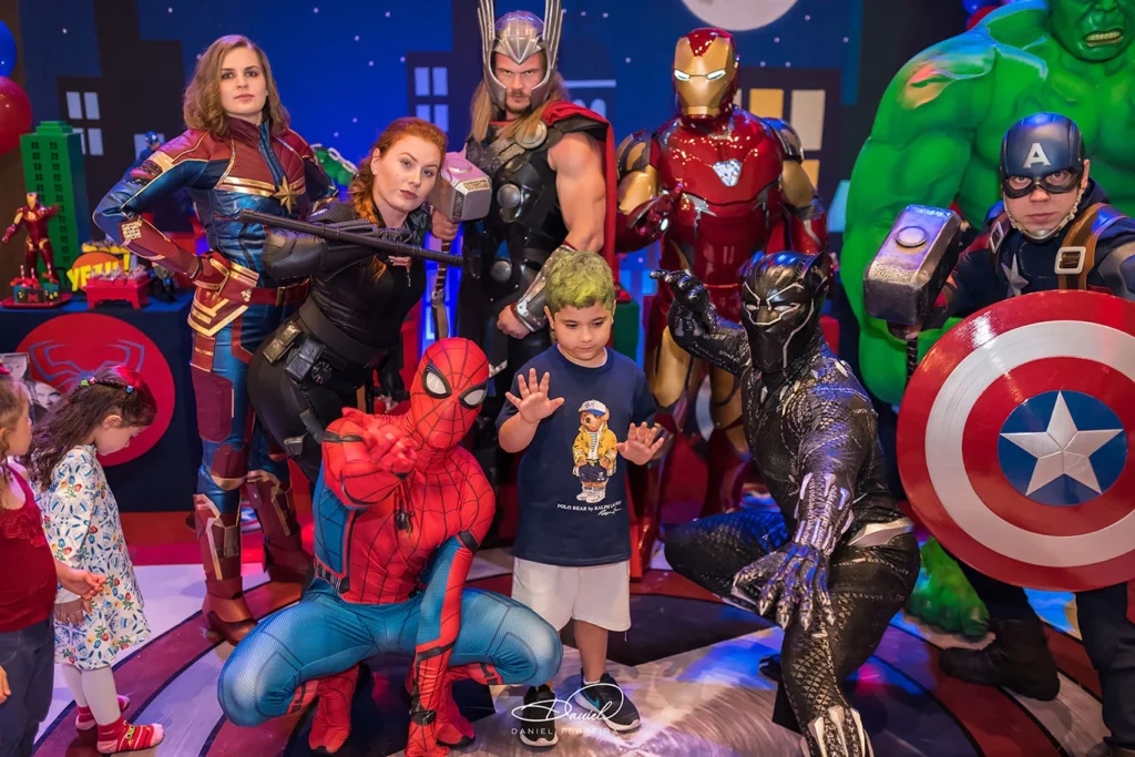 Crianças com personagens de super-heróis durante aniversário no buffet infantil em São Paulo
