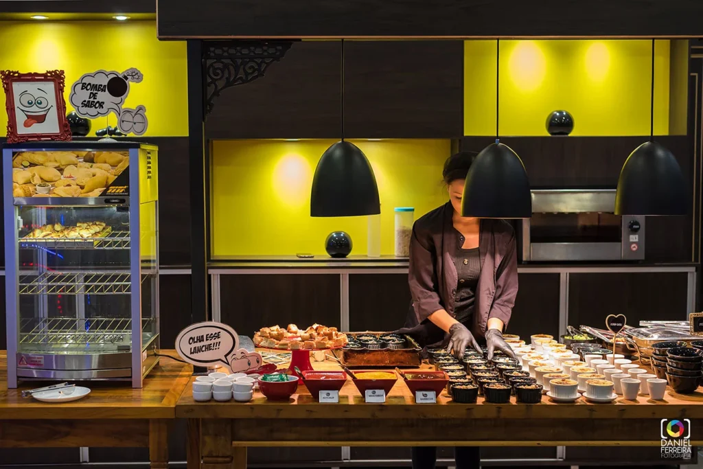 Estação gastronômica com doces e sobremesas preparados para festa infantil