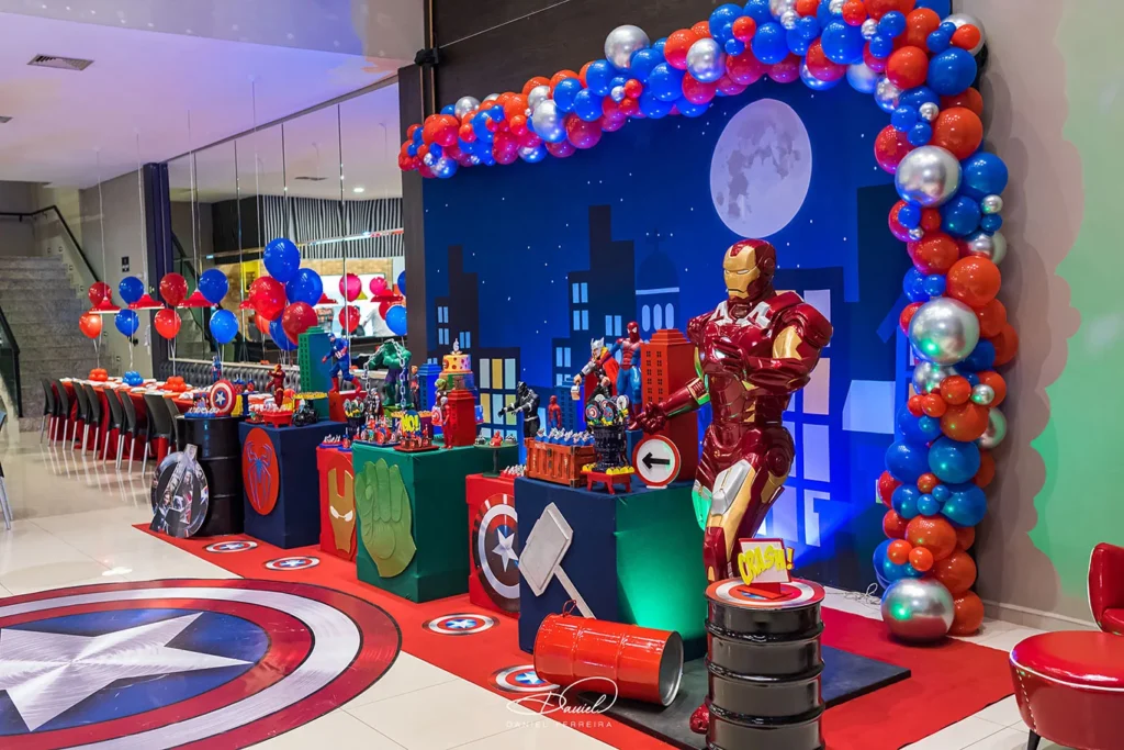 Decoração de aniversário infantil com super-heróis, balões e cenário temático